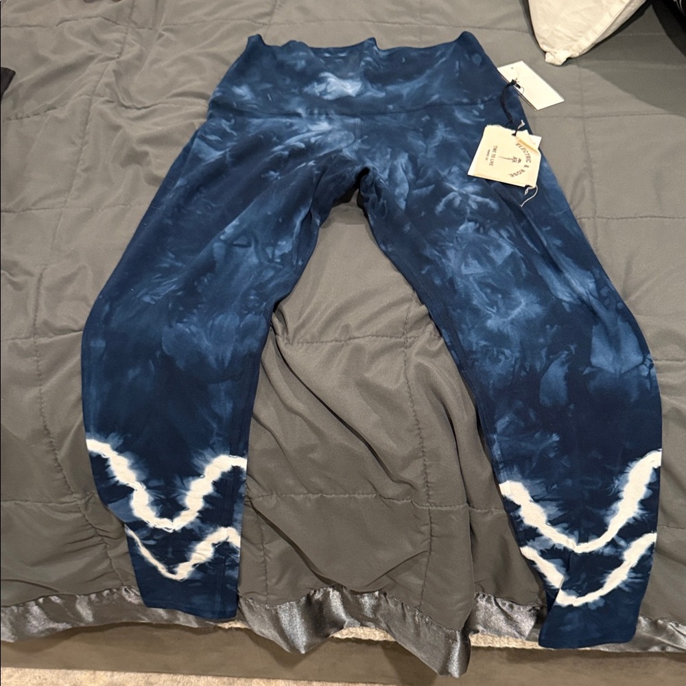 Electric & Rose toe dye legging. Brand New